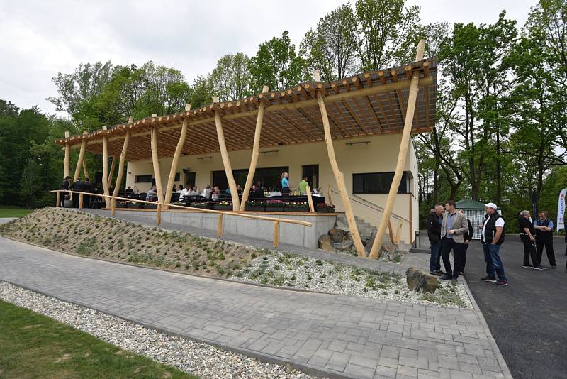 GOLF PARK LHOTKA nabízí cvičnou louku s odpališti zvanou driving range, chipping green pro rány z terénu, cvičné jamkoviště (putting green), zmenšený adventure golf s překážkami a kavárnu. 