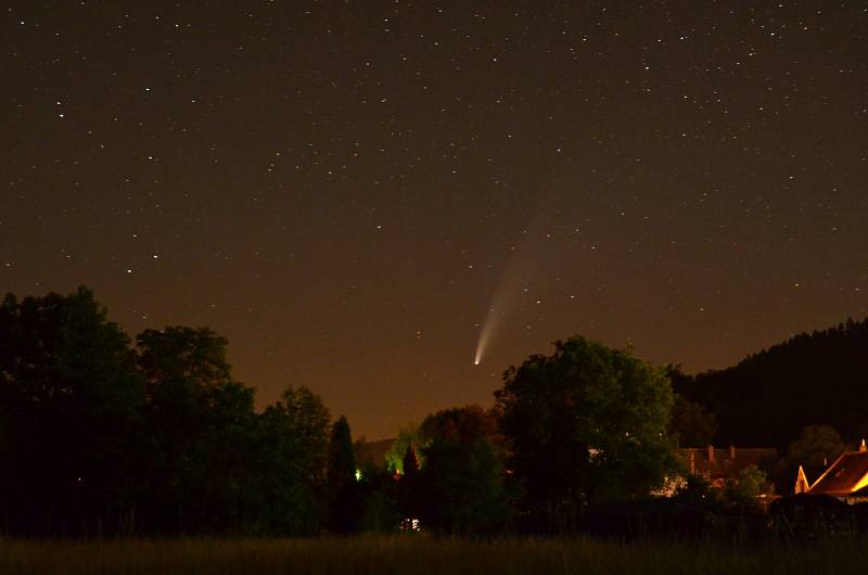 Fotografie komety Neowise jak se ji podařilo zachytit v Bohdíkově, okres Šumperk.