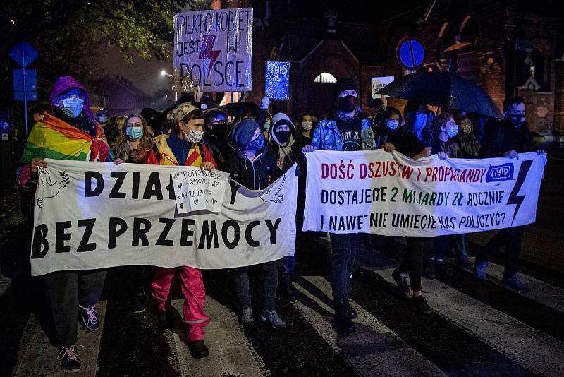 V polském Krakově pokračují protesty proti rozhodnutí ústavního soudu, které v Polsku zavádí téměř úplný zákaz potratů.