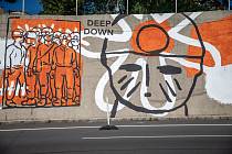 Na opěrné zdi nad stadionem Bazaly v Ostravě vzniklo velkoplošné umělecké dílo, 29. srpna 2022.