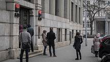 Lidé čekají až se otevře Komerční Banka, 9. března 2022 v Ostravě. Dnešním dnem začala KB (Komerční banka) vyplácet náhrady vkladů klientů Sberbank CZ.