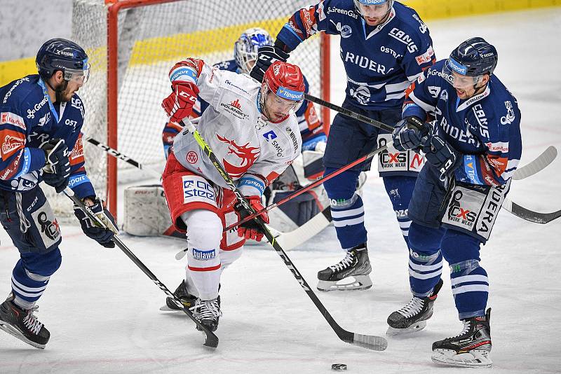 Čtvrtfinále play off hokejové extraligy - 4. zápas: HC Vítkovice Ridera - HC Oceláři Třinec, 24. března 2022 v Ostravě. (zleva) Domonik Lakatoš z Vítkovic, Patrik Hrehorčák z Třince a Jan Hruška z Vítkovic.