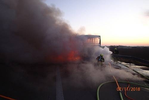 Požár autobusu na D1 u Bohuníma.