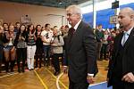 Prezident Miloš Zeman debatoval i se studenty gymnázia Hladnov.  