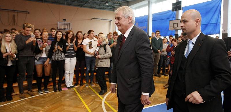 Prezident Miloš Zeman debatoval i se studenty gymnázia Hladnov.  