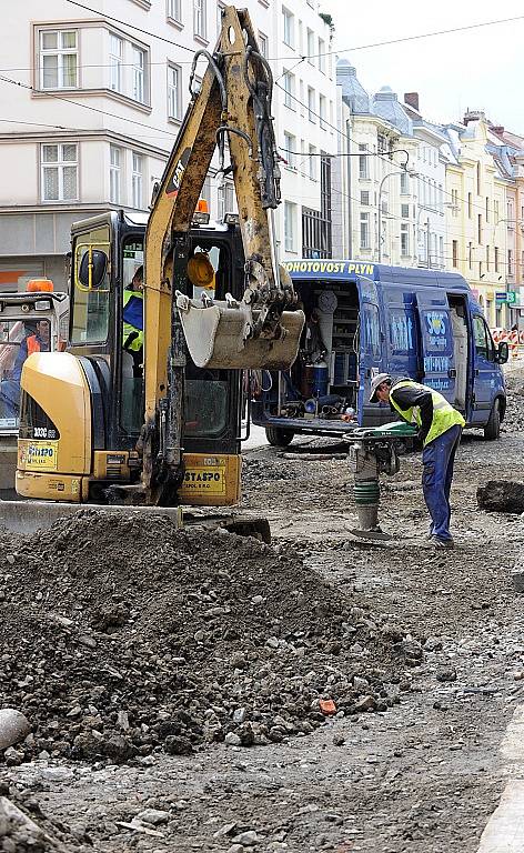 Rekonstrukce nádražní ulice komplikuje podnikání řadě obchodníků. 