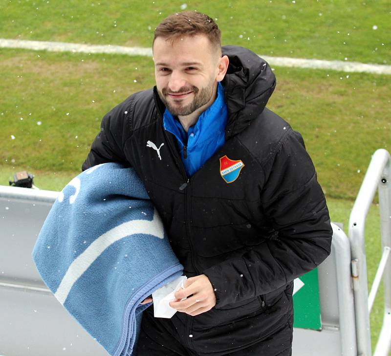 Fotbalisté Baníku Ostrava (v modrém) prohráli nedělní utkání 24. kola FORTUNA:LIGY na Slovácku 1:2.