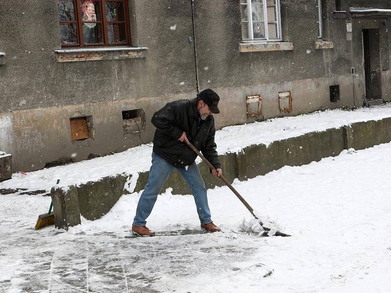 Stav Riegrovy ulice se zlepšil, hodně práce zde udělali hlavně pracovníci veřejné služby.