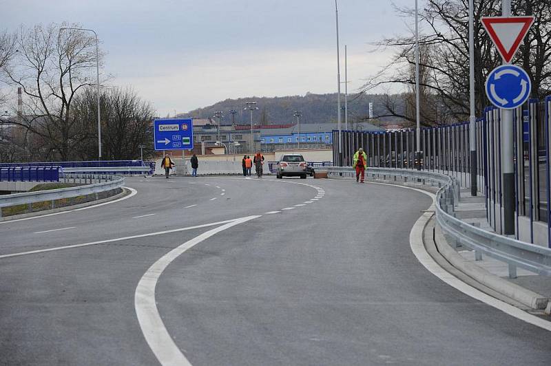 Zatímco první část přiváděče na dálnici D1 je těsně před zprovozněním, druhý úsek v místě ulice Cihelní je stále jedno velké staveniště.