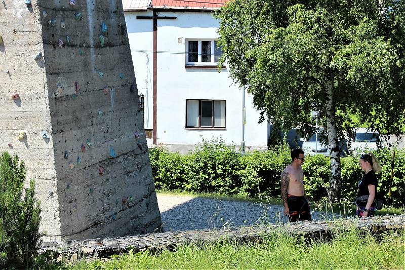 Nové využití pilířů po někdejším drážním tělese v Petřkovicích - lezecká stěna.