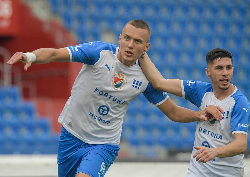 Fotbalisté Baníku Ostrava (v bílém) proti Slovácku