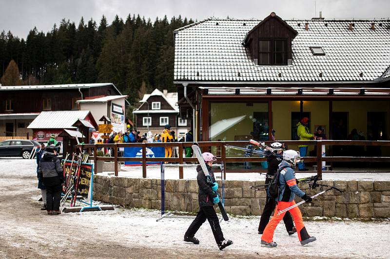 Poslední den otevření sjezdovek. Od 27. prosince musí provozovatelé ukončit provoz lyžařských vleků kvůli vládnímu opatření v souvislosti s pandemií Covid-19. 26. prosince 2020 na Bílé.