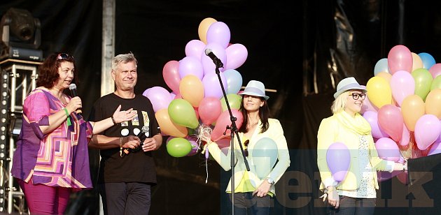 Colours of Ostrava 2013, zahájení. Ředitelka festivalu Zlata Holušová s primátorem Ostravy Petrem Kajnarem.