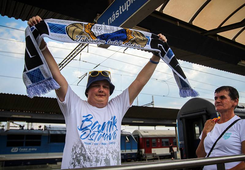 Odjezd fanoušků Baníku z nádraží Ostrava-Svinov, pondělí 20. srpna 2018.