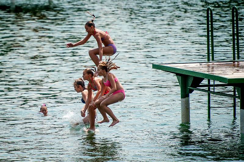 Návštěvníci na letním koupališti v Porubě si užívají teplé dny, 30. července 2018 v Ostravě