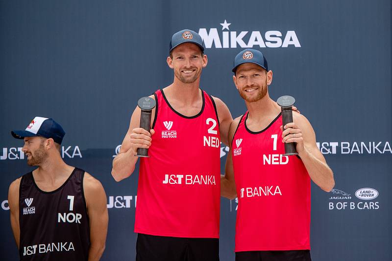 J&T Banka Ostrava Beach Pro - slavnostní ceremoniál, 29. května 2022 v Ostravě. Zleva Anders Berntsen Mol (NOR), Robert Meeuwsen (NED), Alexander Brouwer (NED).