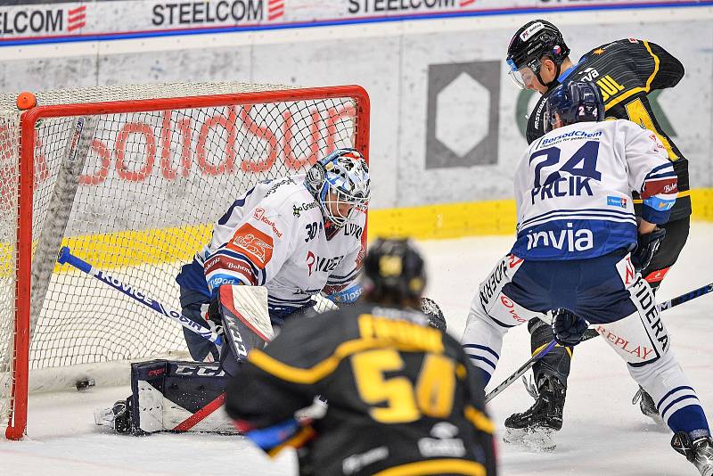 Utkání 40. kola hokejové extraligy: HC Vítkovice Ridera - HC Litvínov, 22. ledna 2023, Ostrava. (zleva) brankář Vítkovic Aleš Stezka a Jindřich Abdul z Litvínova.