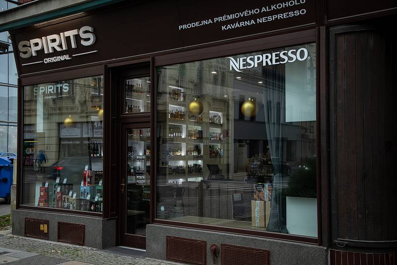 Prodejna společnosti SPIRITS ORIGINAL. Nespresso a alkotéka s výběrem více než 300 druhů lahví alkoholu, 26. listopadu 2020 v Ostravě.