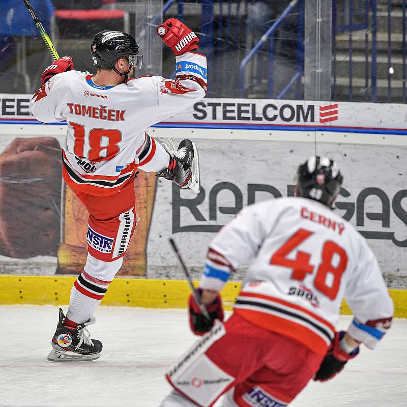 Utkání předkola play off hokejové extraligy - 5. zápas: HC Vítkovice Ridera - HC Olomouc, 17. března 2022 v Ostravě. (zleva) Vojtěch Tomeček z Olomouce a Tomáš Černý z Olomouce.