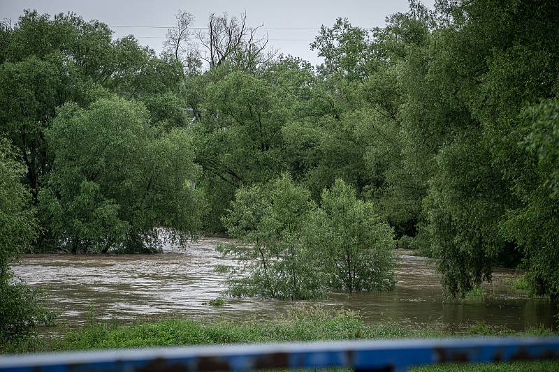 Povodňový stupeň na řece Odra která leží v městském obvodě Polanka nad Odrou, 21. června 2020 v Ostravě.