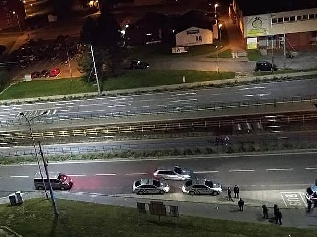 Několik policejních hlídek a záchranná služba zasahovaly v neděli v prvních minutách nového dne v ulici Karpatské v Ostravě. Důvodem byla nahlášená hromadná rvačka. Na místo postupně dorazilo nejméně sedm policejních aut.