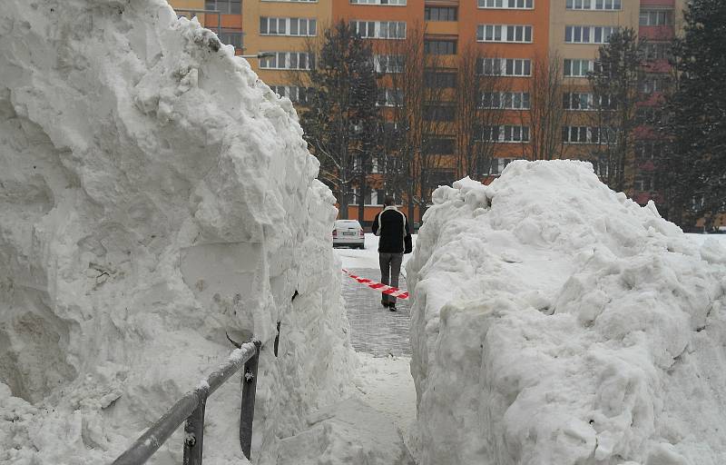 Hromada sněhu rostla a rostla z boku supermarketu mezi sídlišti Poruba a Svinov v západní Ostravě.