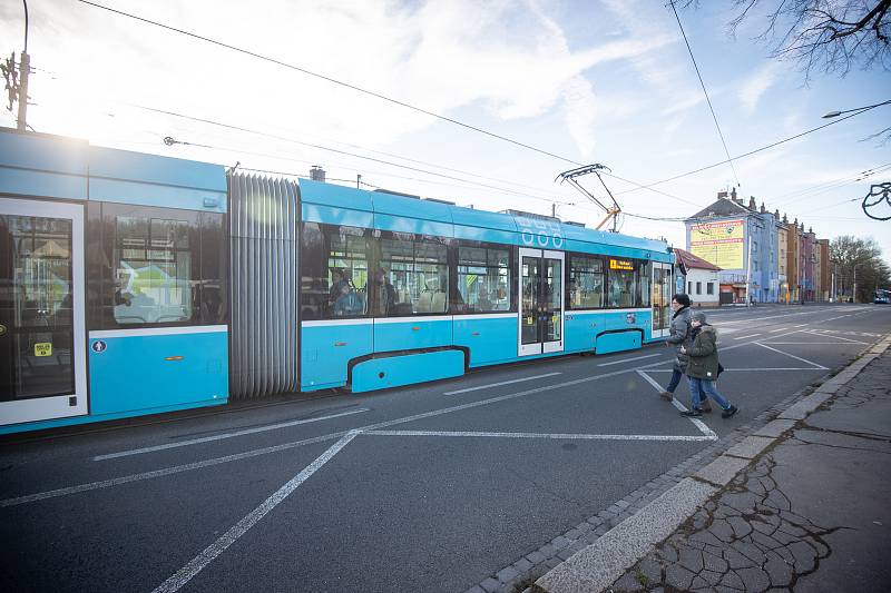 Nová švýcarská tramvaj Tango NF2 nOVA. Na svou první jízdu Ostravou i s cestujícími  vyrazila v pondělí 13. srpna 2018 z Martinova po trase linky číslo 4.