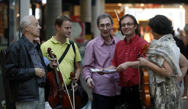 Flash mob filharmoniků v ostravském obchodním centru Forum Nová Karolina.