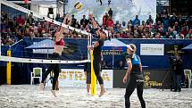 Turnaj Světového okruhu v plážovém volejbalu - zápasy play off, 23. června 2018 v Ostravě. Na snímku Barbora Hermannová a Markéta Sluková.