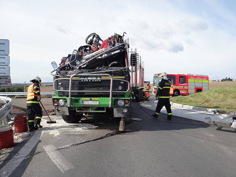 Převrácený kamion na kruhovém objezdu objezdu v Ostravě postavili zpět na kola hasiči.