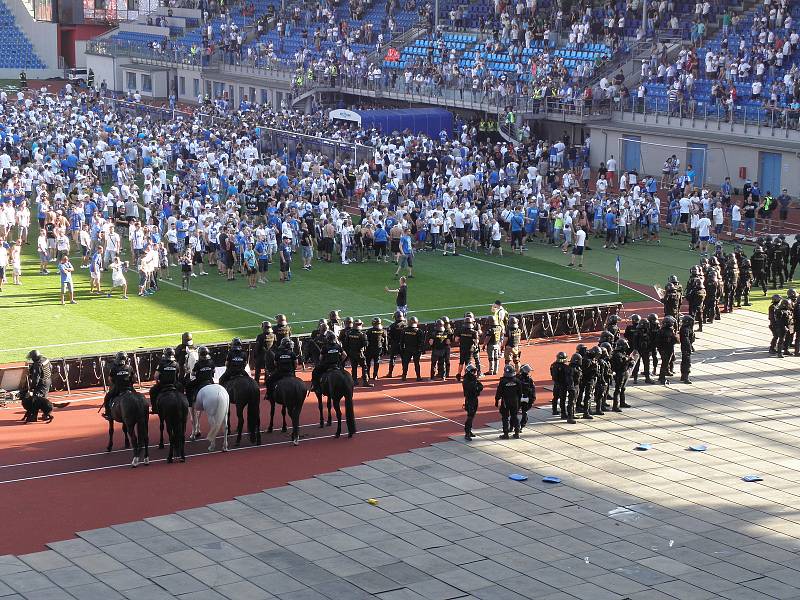 Koně MP Ostrava v pohotovosti na utkání Baníku. Před zvířaty mají respekt i agresivní fanoušci. Archivní snímek Deníku.