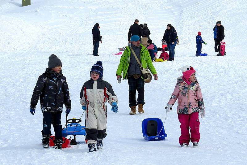 Tošovický areál zaplnili o víkendu lyžaři, snowboardisté i bobisté.