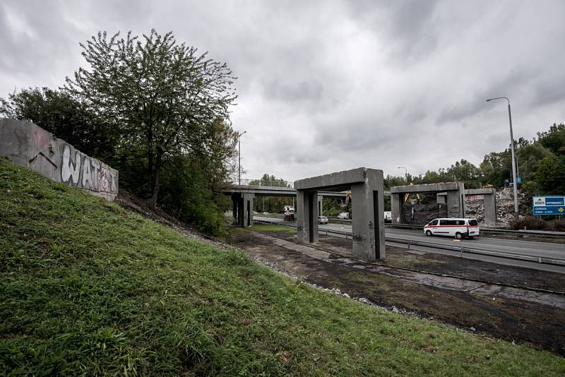 Most na ulici Dr. Martínka, vedoucí přes Místeckou byl na začátku minulého týdne uzavřen a prochází rekonstrukcí. Po stržení z něj zůstaly pouze nosné pilíře. 