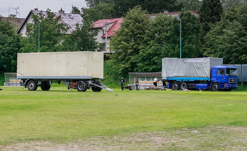 Během Starobělské pouti stály kolotoče i na fotbalovém hřišti.