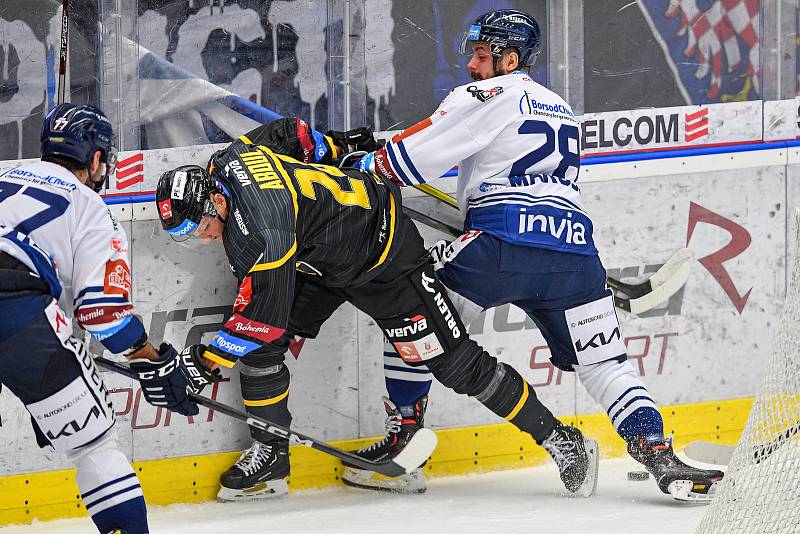 Utkání 14. kola hokejové extraligy: HC Vítkovice Ridera - HC Verva Litvínov, 23. října 2022 v Ostravě. (zleva) Jindřich Abdul z Litvínova a Rostislav Marosz z Vítkovic.