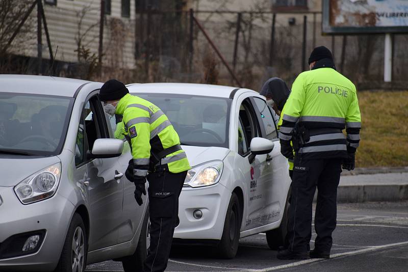 Jedno z policejních stanovišť se nacházelo v Děhylově na Opavsku na rozmezí Opavska a Ostravska. Hlídky kontrolovaly vozidla v obou směrech.