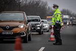 Policejní kontrola mezi okresy Ostrava a Frýdek-Místek na ulici Místecká, 1. března 2021. Policie tento den začala kontrolovat, jestli lidé dodržují nová protiepidemická opatření omezující volný pohyb mezi okresy.