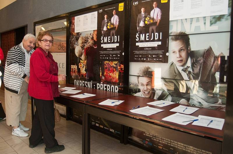 Premiéra filmu Šmejdi o nekalých praktikách prodejců, které používají na předváděcích akcích v kině Luna.