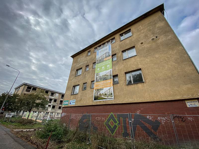 Nevyužité objekty v Hasičské ulici budou do dvou let k nepoznání. Vznikne zde bytový komplex Rezidence Park Hrabůvka. Snímek z 19. října 2020 v Ostravě.