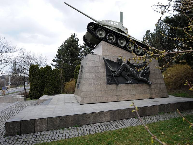 Tank s číslem 051 památník 1. československé tankové brigády.