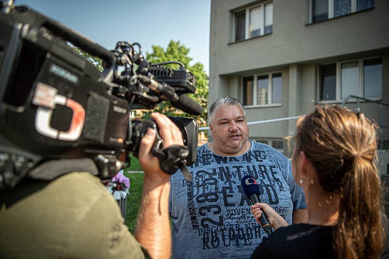 Panelový dům v Bohumíně následující den po požáru bytu, při kterém v sobotu 8. srpna 2020 zahynulo 11 lidí. Na snímku místostarosta Bohumína Igor Bruzl v rozhovoru s novináři.