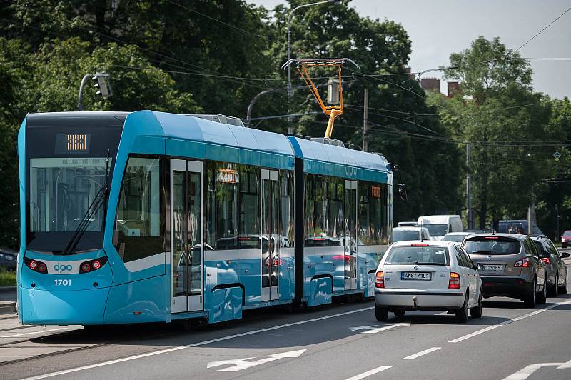 Nová švýcarská tramvaj Tango NF2 nOVA. Na svou první jízdu Ostravou i s cestujícími  vyrazila v pondělí 13. srpna 2018 z Martinova po trase linky číslo 4.