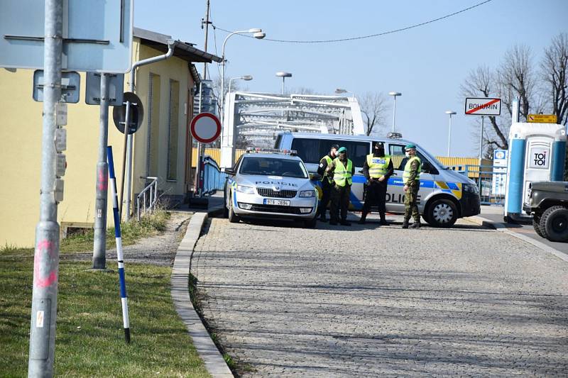 VOJÁCI z Přáslavic a Opavy slouží na hranicích deset dnů vždy ve dvanáctihodinových směnách, po nichž se vracejí do prostorů ubytování a mají osobní volno, ve kterém ale nesundávají roušky.