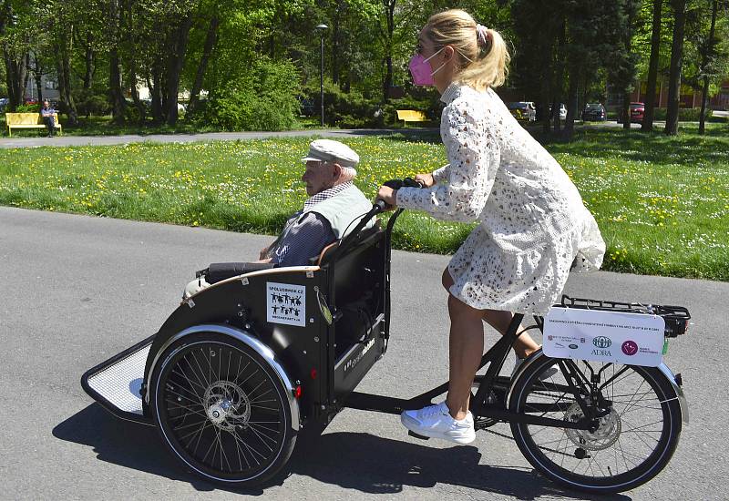 V Ostravě začala fungovat rikša. Prvním oficiálním řidičem byla Taťána Gregor Brzobohatá (v bílém).
