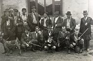 Členové mysliveckého sdružení „Bučina“ před bartovickou krčmou v roce 1958.