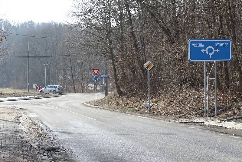 Nový kruhový objezd a autobusové zastávky s přestupem na tramvaj na začátku krásnopolského "apendixu".