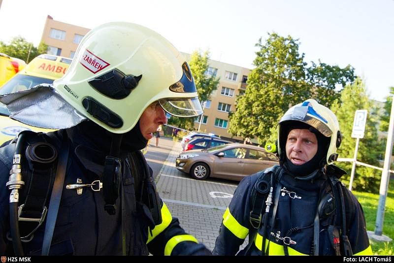 Zásah hasičů při tragickém požáru v Bohumíně, srpen 2020.