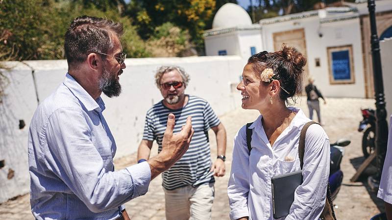 Dějová zápletka čtvrtého dílu je opět netuctová. V Tunisu umírá na otravu jídlem turistka z Ostravy.