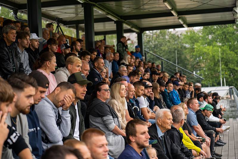 Fotbalisté Hlubiny (v červeném) při utkání s Vítkovicemi.