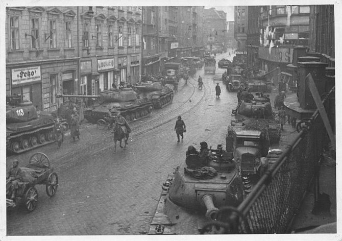 Rudoarmejci v ulicích Moravské Ostravy na snímku z Archivu města Ostravy.